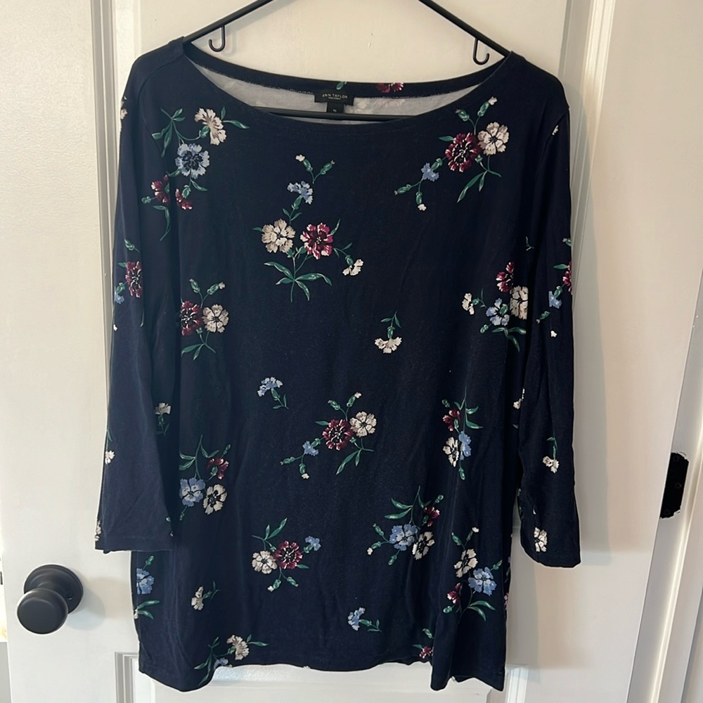 Ann Taylor Women's XL navy blue top floral